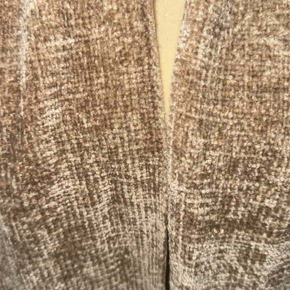 Stunning Chenille scarf with fringe. Brown/creme. Soft and lux. Size 8.5”by 64”. - Picture 4 of 5